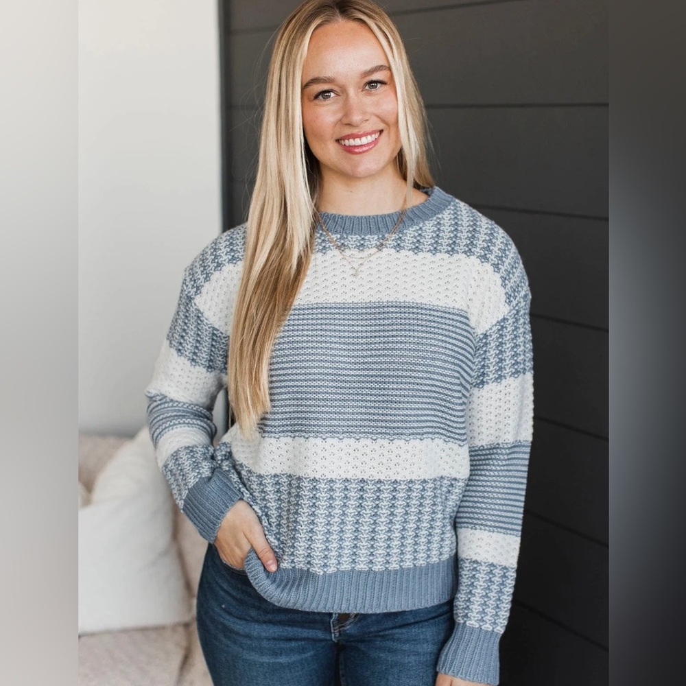 Women’s knitted crew neck boutique sweater, Colorblock, white and blue, Medium